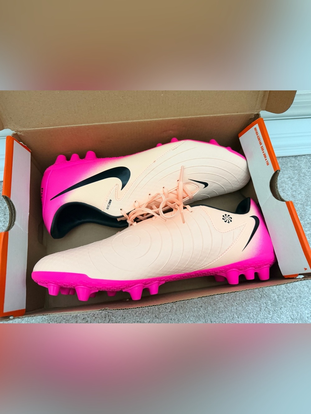 NEW Nike Men’s Phantom GX II Academy AG Soccer Cleats in Crimson Tint, size 12 - Picture 2 of 8